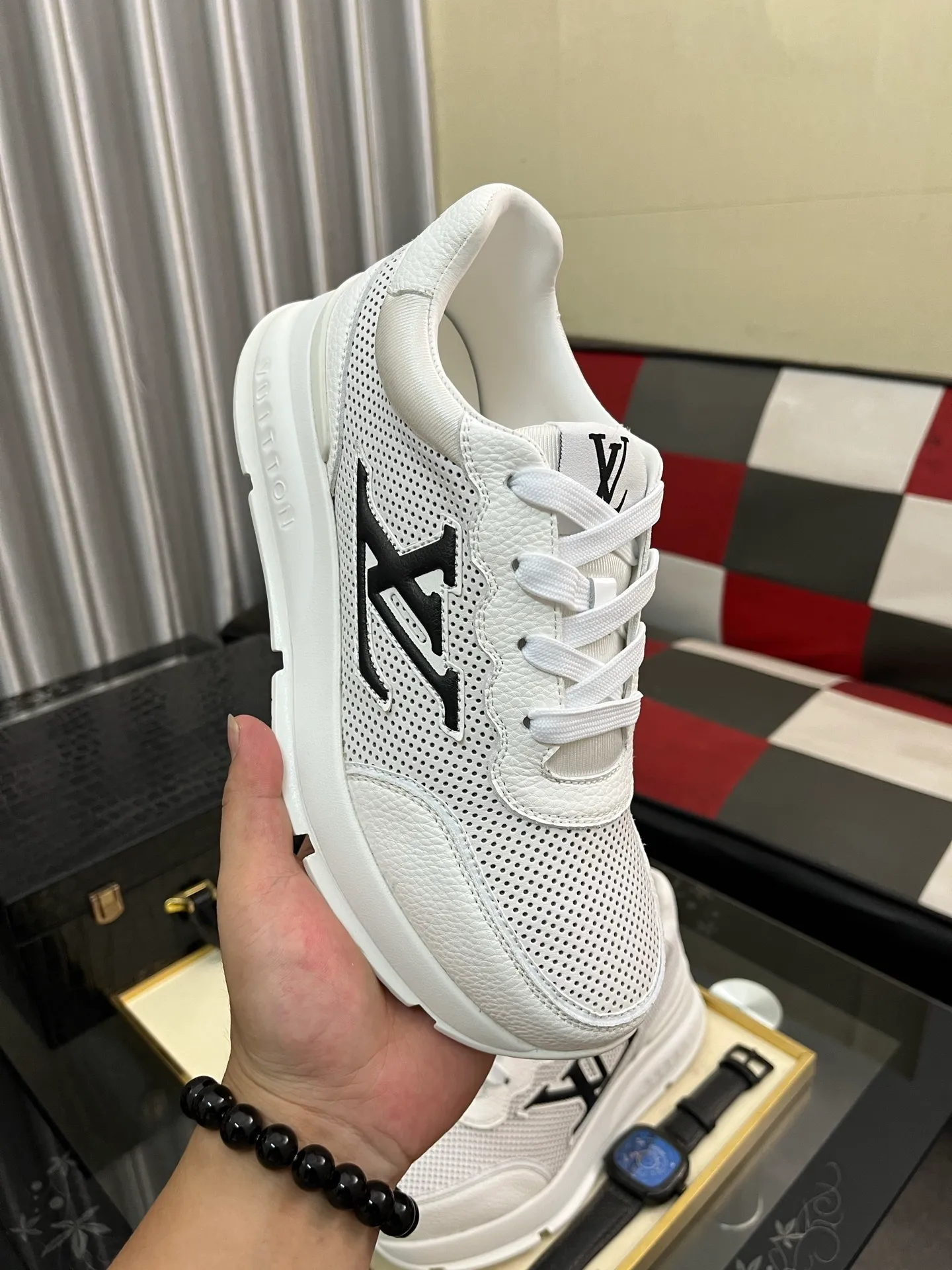 Men's shoes 💰440⌚️⌚️【LOUlS VUlTTON】Louis Vuitton ~ unique and casual style. LV counter purchasing 🏃casual shoes😍😍 are on sale at the men's counter at the same time. Italian imported brands select top-layer Italian cowhide. 🐑Sheepskin lining (refuses to discolor and rub feet) Sole: Original sole specially provided by the original factory 🎬Better in kind Code number: 38-446⃣️Color selection